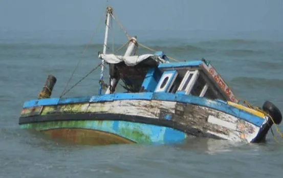 West Bengal: बंगाल की खाड़ी में नौका पलटी, इस तरह बचाई गई जान