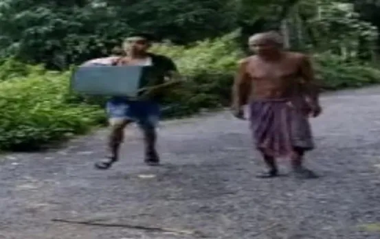 Bengal Panchayat Elections: वोटिंग के दौरान तेजी से बैलेट बॉक्स लेकर भागा युवक, यहां देखें VIDEO