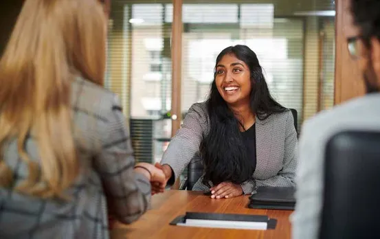 Resume Tips: इन 6 टिप्स की मदद से अपना सीवी बनाएँ और भी दमदार