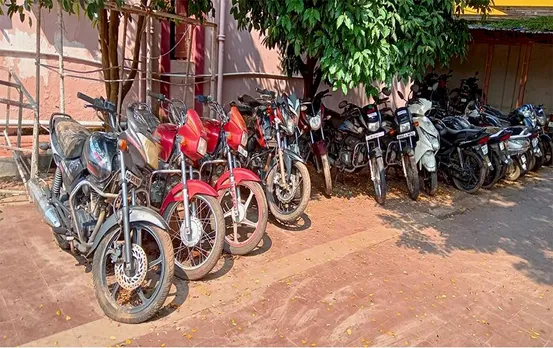 MP News: पुलिस की बड़ी कार्रवाई, वाहन चोरी करने वाले दो नाबालिक आरोपियों के यहां मिली 10 बाइक जब्त