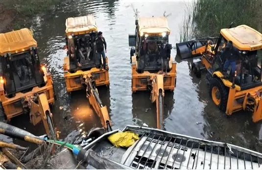 Alirajpur Bus Accident रैलिंग तोड़ नदी में गिरी यात्री बस, 3 की मौत, 28 घायल