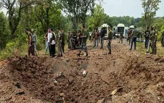 CG Elections 2023: मतदान से पहले धमतरी में नक्सलियों ने दो बारूदी सुरंगों में किया विस्फोट, जानें पूरी खबर