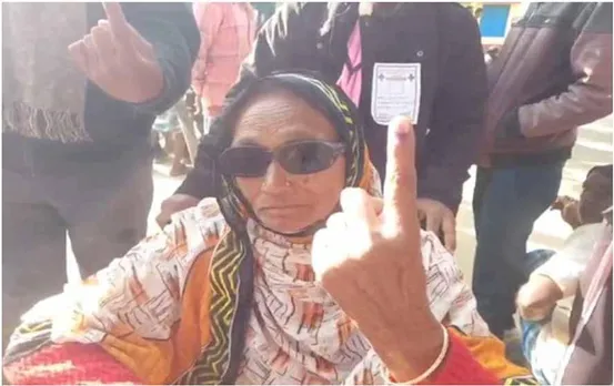 CG Elections 2023: लोगों में दिखा लोकतंत्र के पर्व का उत्साह, 104 साल के बुजुर्ग भी पहुंचे मतदान केंद्र