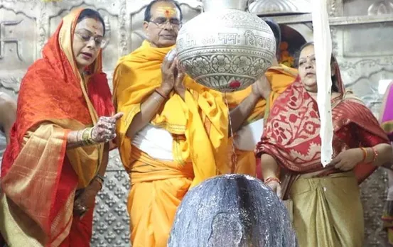 CM Shivraj Singh in Ujjain: बाबा महाकाल के दरबार में पहुंचे सीएम शिवराज सिंह चौहान और पत्नी साधना सिंह