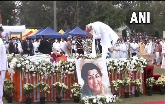 Lata Mangeshkar Cremation: प्रधानमंत्री ने शिवाजी पार्क पहुंचकर दी श्रद्धांजलि, कुछ ही देर में होगा अंतिम संस्कार