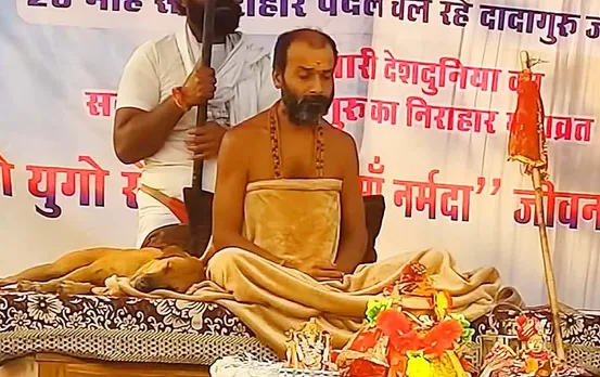 चमत्कार को नमस्कार: केवल नर्मदा का जल पीकर 1021 दिनों से जीवित हैं दादा गुरु महाराज, विज्ञान भी हैरान