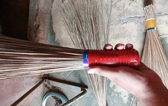 Dhanteras Jhadu Pooja: आज राज पंचक में इस मुहूर्त में खरीदें झाड़ू, लक्ष्मी-कुबेर होंगे प्रसन्न, जानें झाड़ू पूजा विधि