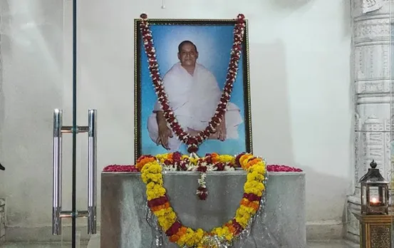 संत श्री डोलारी वाले बाबा साहब का प्राकट्य उत्सव, माइक लेकर स्वयं भजन गाने लगे बीजेपी नेता कैलाश विजयवर्गीय