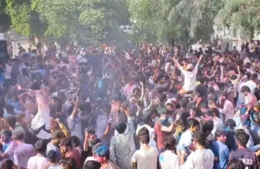 Pakistan: पाकिस्तान का अजीबोगरीब फरमान, होली खेलने पर लगाया बैन
