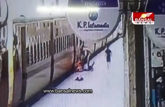 Kanpur: चलती ट्रेन से कूदी महिला, जीआरपी जवान ने बचाई जान, देखें वीडियो