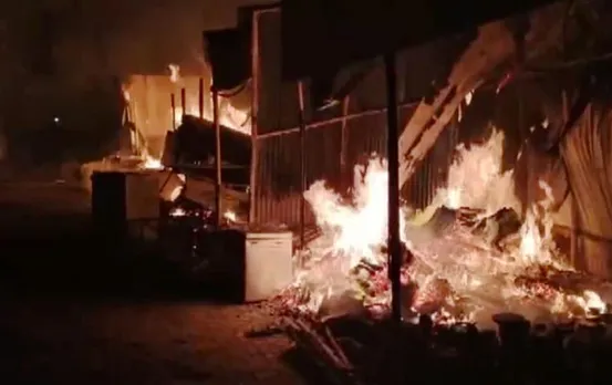 Firozabad News: काठ बाजार इलाके में लगी आग, 24 दुकानें जलकर खाक, दमकल विभाग की पांच गाड़ियां मौके पर