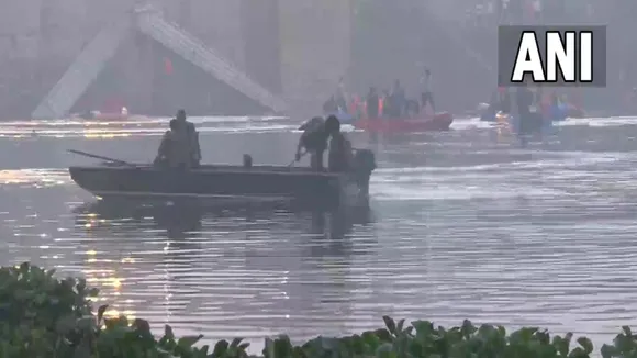 Gujarat Morbi Bridge Collapse : मोरबी हादसे में मौत का आंकड़ा पहुंचा 132, मैनेजमेंट कंपनी पर केस दर्ज