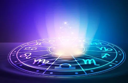 Chandra Rashi in Kundli: राशिफल को लग्न राशि देखना चाहिए या चंद्र राशि से, जानें क्या कहता है ज्योतिष