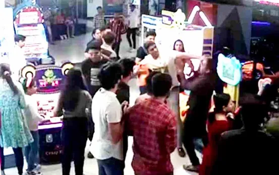 Indore: कचोरी को लेकर हुआ विवाद, बाद में हुई हाथापाई, जानें पूरी खबर