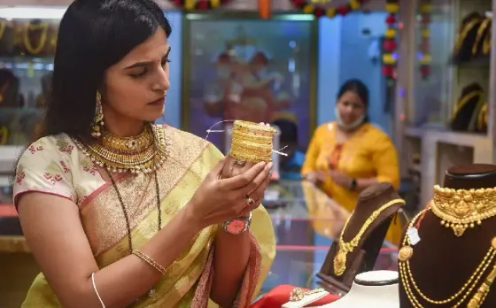 Indore Mandi Bhav: फटाफट कर लें खरीदारी, इंदौर मार्केट में सोना-चांदी हुए सस्ते, यहां चेक करें ताजा रेट