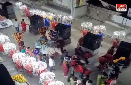 Indore News: बारात में दोस्तों को नाचने सड़क पर लगाए कूलर, गर्मी में मिली ठंडक तो मचा धमाल