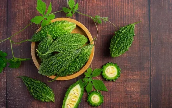 Karela Health Benefits: खाने में कड़वी सब्जी करेला में छुपे है अनगिनत फायदे, इम्यून सिस्टम को बनाता है मजबूत