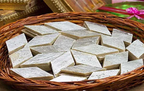 Kaju Katli Recipe: इस दिवाली घर पर हीं बनाएं हलवाई जैसी स्वादिष्ट काजू कतली, ये है आसान विधि