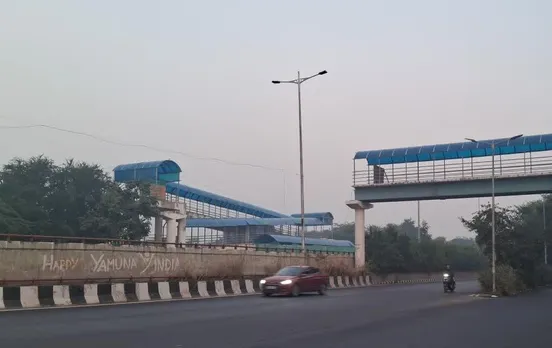 Delhi News: फुटओवर ब्रिज से टकराई ट्रक, ओवर ब्रिज का हिस्सा गिरा, बाल-बाल बची लोगों की जान