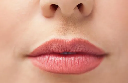 Lips Twitching: क्या सच में होंठ फड़कने से मिलता है पैसा, सामुद्रिक शास्त्र में क्या हैं संकेत