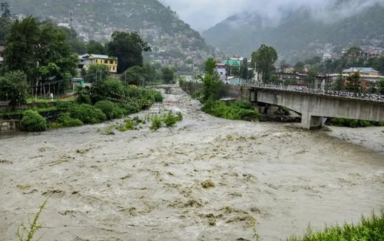 Monsoon Travel: घूमने के लिए जोखिम में न डालें अपना जान, बारिश के दौरान इन जगहों पर जाने से बचें