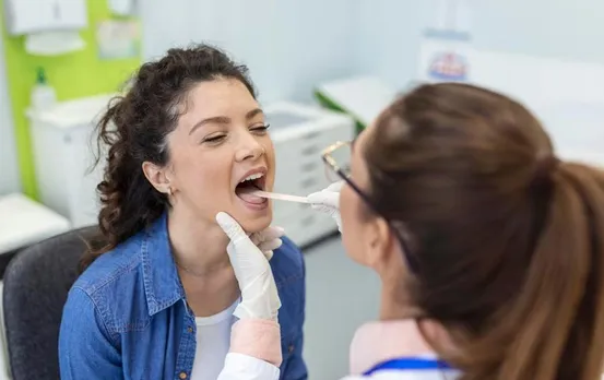 Oral Health: मेनोपॉज में होता है महिलाओं की ओरल हेल्थ में बदलाव, जानिए कैसे रखें ख्याल