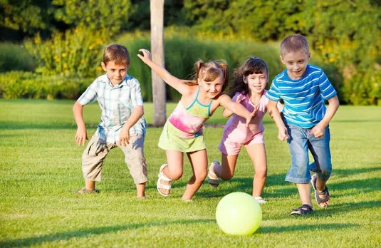 Parenting Tips: बच्चा है संकोची, सोशल बनाने के लिए अपनाएं ये टिप्स, दूर होगी हिचक, नहीं करेगा संकोच