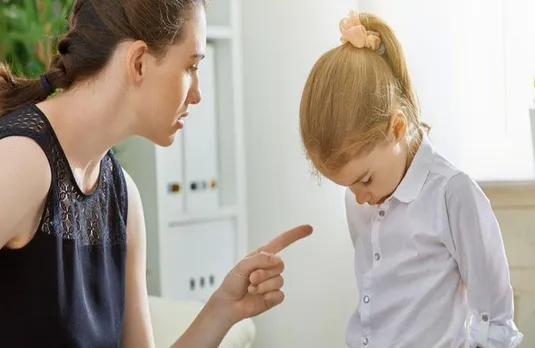Parenting Tips: पेरेंट्स की ये आदतें बच्चों को बना देती हैं चिड़चिड़ा, कहीं आप में भी तो नहीं