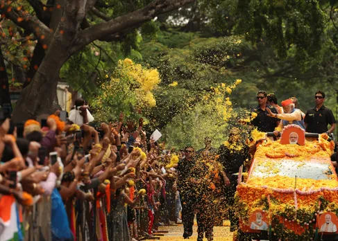 PM Modi Rally: पीएम मोदी का बेंगलुरु में भव्य रोड शो, बड़ी संख्या में जुटे समर्थक