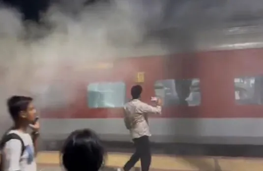 Odisha: दुर्ग-पुरी एक्सप्रेस में लगी आग, वीडियो आया सामने