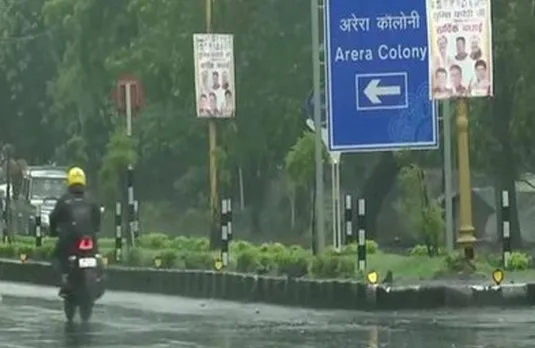 Bhopal: भोपाल में अचानक हुई तेज बारिश, लोगों को मिली गर्मी से राहत