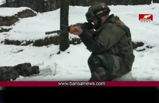 Jammu & Kashmir : देखिए भारी हिमपात में 7,200 फीट की ऊंचाई पर भारतीय सैनिकों का गश्त करते हुए वीडियो