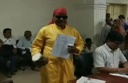 Shivpuri: जब साधू की वेश में जनसुनवाई में पहुंचा शख्स, कलेक्टर से लगाई ये गुहार