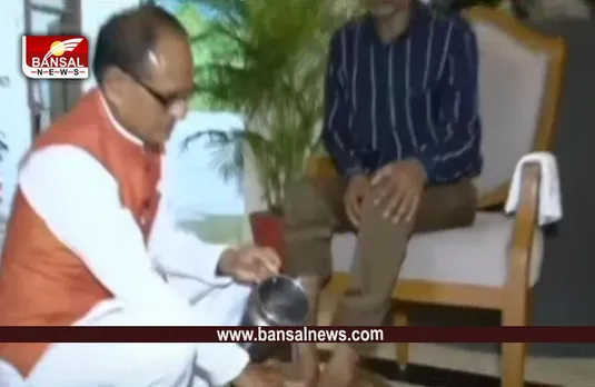 Sidhi Pee Scandal News: सीधी पेशाब कांड पीड़ित के पैर धोकर CM शिवराज ने मांगी माफी, क्या कहा सुनें