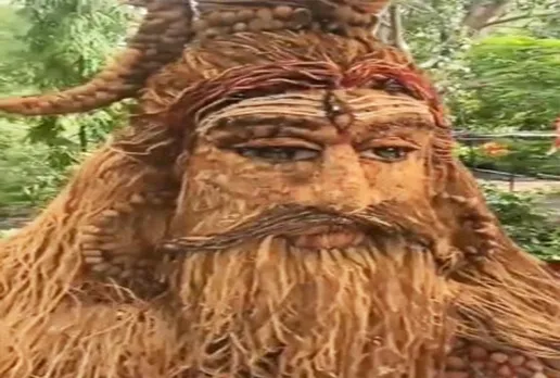 Seoni News: सिवनी के कलाकार ने नारियल की जड़ से बनाई, भोले बाबा की आकर्षक प्रतिमा