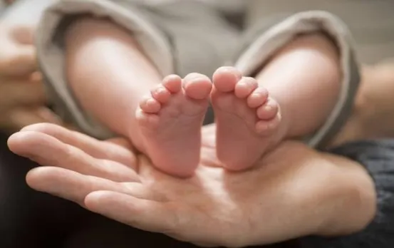 Thane News: खराब सड़क के चलते गर्भवती को डोली में ले जाया जा रहा था अस्पताल, रास्ते में बच्चे का जन्म