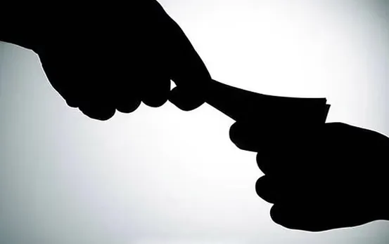 Noida News: नोएडा पुलिस स्टेशन में रिश्वत का 'रेट कार्ड' आया सामने, पुलिसकर्मी निलंबित