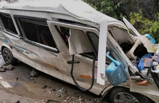 Uttarkashi Landslide: उत्तरकाशी में लैंड स्लाइड से इंदौर, भोपाल यात्रियों के साथ हादसा, गाड़ियों पर गिरा पहाड़