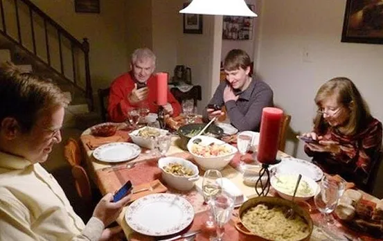 विचार मंथन: कितने सावधान, कितने लापरवाह...! मोबाइल फोन छीन रहा है सतर्कता