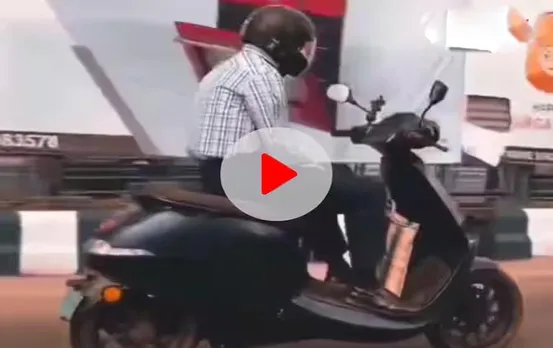Viral Video: सड़क पर शख्स ने खतरनाक अंदाज में चलाया स्कूटर, वीडियो हुआ वायरल