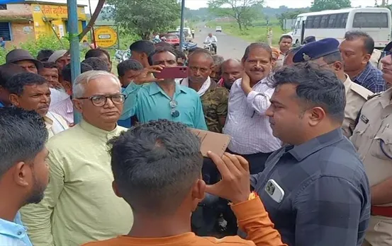 पेंड्रा में मुआवजे की मांग को लेकर किसानों ने किया हंगामा, पुलिस और प्रशासनिक अधिकारियों ने दिया आश्वासन