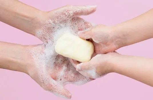 Soap Use: क्या आपके घर में भी एक साबुन से नहाता है पूरा परिवार, जानें कैसे संक्रमण का बढ़ता है खतरा