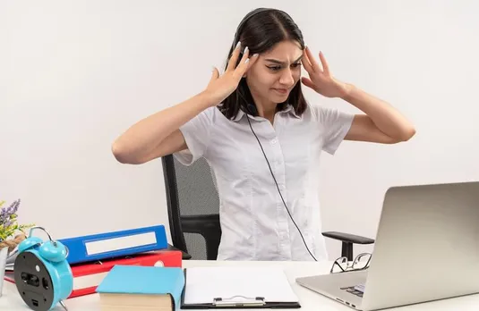 Side Effects of WFH: क्या आप भी कई घंटों एक जगह बैठकर करते हैं काम, सेहत के लिए ऐसे होता है नुकसानदायक