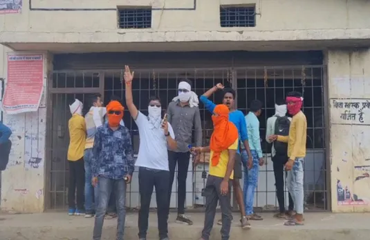 Ambikapur News: पूरी बोतल गटकने के बाद भी नशा नहीं हो रहा, मिलावट का आरोप लगा शराब के शौकीनों ने काटा बवाल