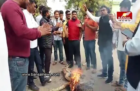 Protest against Gandhi-Godse film : अभिनेता और फिल्म निर्माता का जलाया पुतला, कांग्रेसी बोले गांधीजी का अपमान हुआ