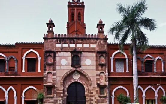 Aligarh Muslim University Firing: AMU कैंपस में हुई फायरिंग, 2 कर्मचारी घायल, फायरिंग करने वालों को पकड़ा