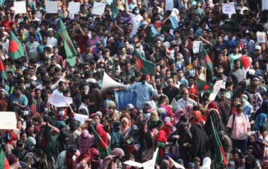 Bangladesh News: बांग्लादेश में सरकारी नौकरियों में आरक्षण को लेकर नहीं थम रही हिंसा, 39 लोगों की मौत, 2500 जख्मी