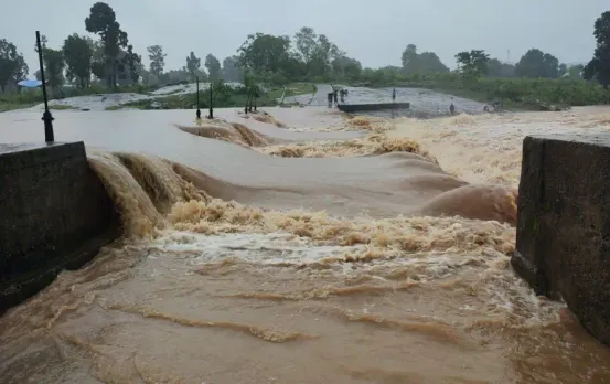 दंतेवाड़ा के किरंदुल में NMDC का डैम टूटा: कई मकान तबाह, 6 साल का मासूम लापता, बस्तर-रायपुर में भी भारी बारिश
