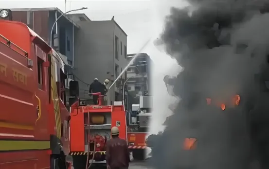 Delhi Plastic Factory Fire: दिल्ली में नरेला की एक फैक्टरी में लगी भीषण आग, 25 दमकल मौके पर पहुंची