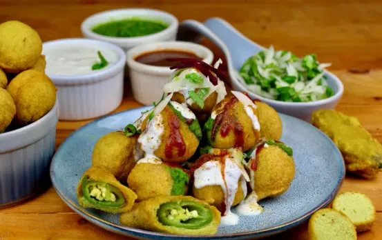 Famous Ram Laddu Recipe: बरसात के मौसम में लें दिल्ली के फेमस राम लड्डू का स्वाद, मूंगदाल से होते हैं तैयार